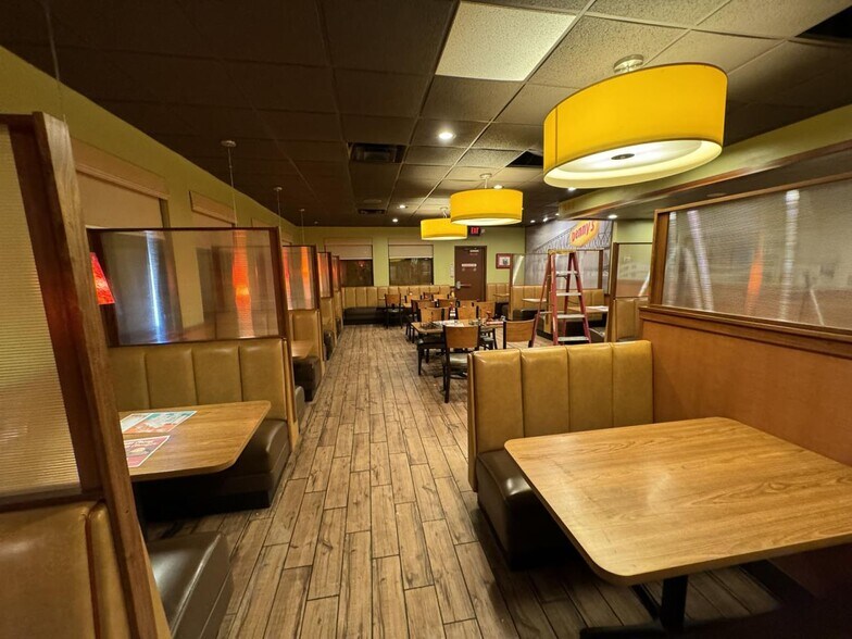 More Photos Of 4111 Timberlake Dr, Pontoon Beach Restaurant For Lease