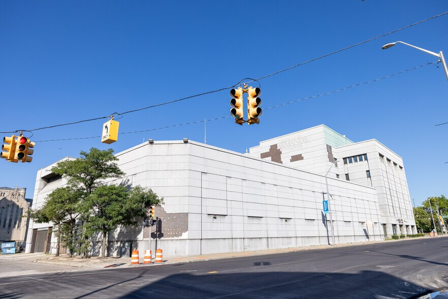 More Photos Of 110 E Warren Ave, Detroit Medical For Lease