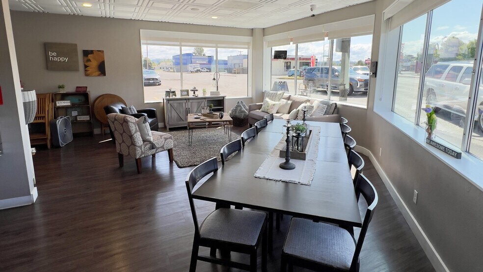 More Photos Of 711 Vandercook Way, Longview Storefront For Lease