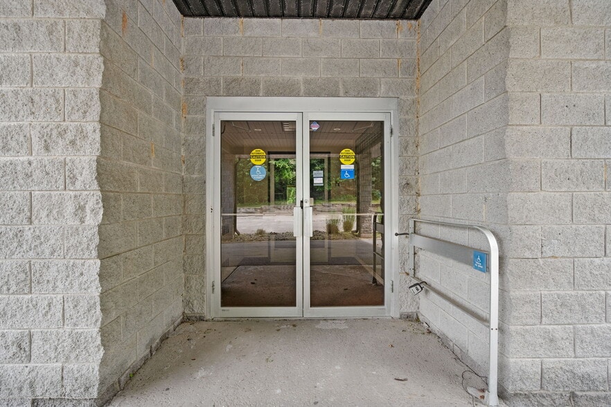 More Photos Of 4 Corwin Ct, Newburgh Medical For Sale