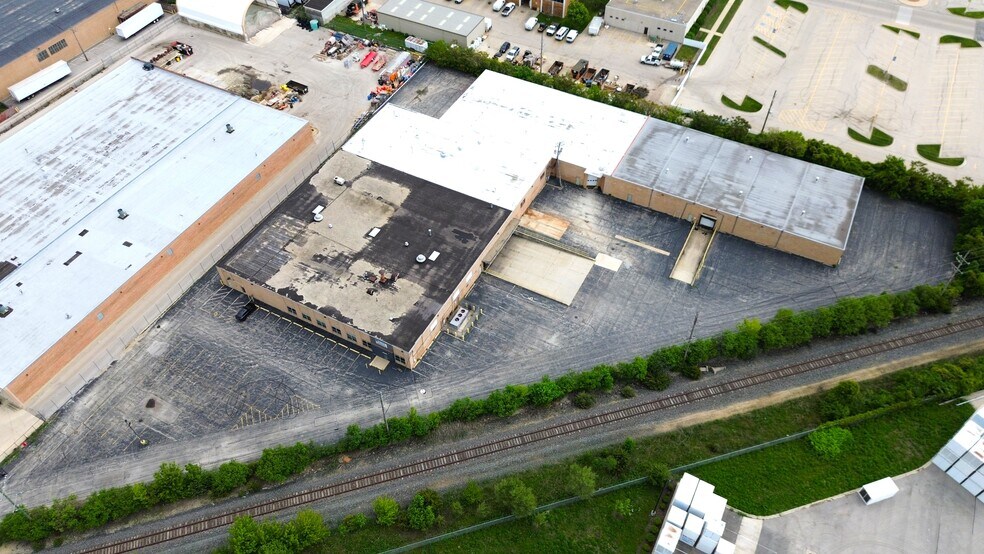 More Photos Of 2021 West St, River Grove Warehouse For Lease