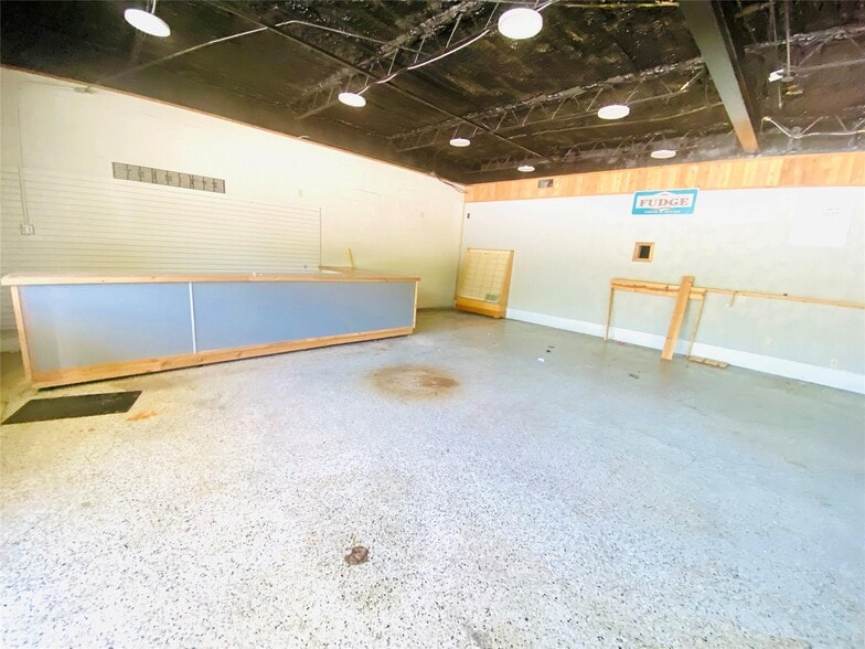 More Photos Of 1009 N Bowen Rd, Arlington Storefront For Sale