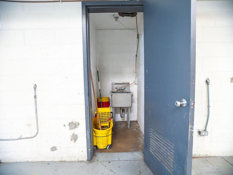 More Photos Of 2733 W Harrison St, Chicago Warehouse For Sale