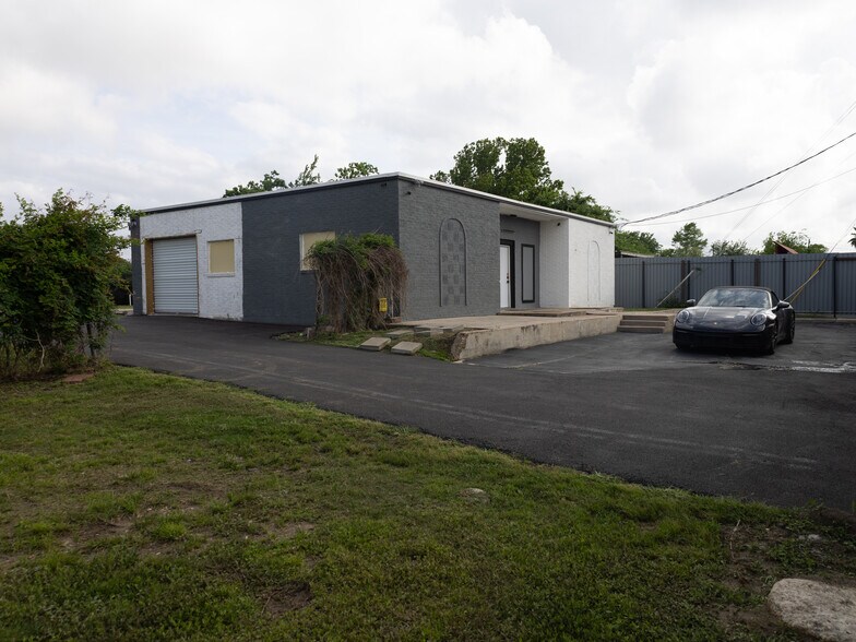 More Photos Of 16526 Market St, Channelview Showroom For Sale