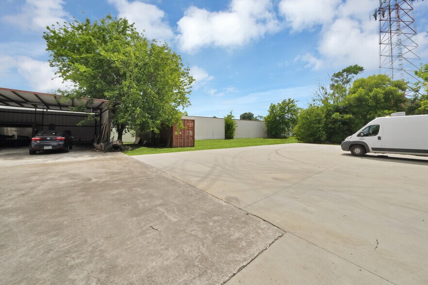 More Photos Of 1313 Cedar Post Ln, Houston Warehouse For Sale