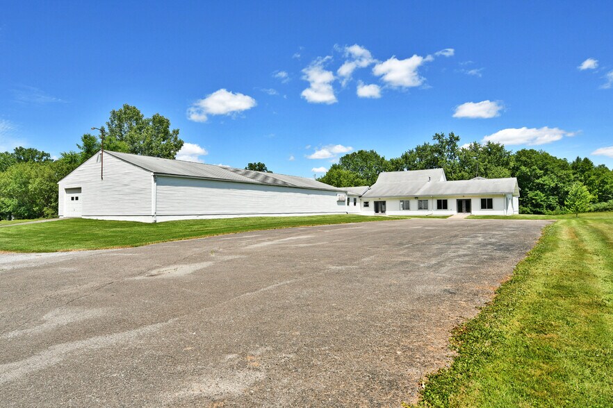 More Photos Of 4085 Herner County Line Rd, Southington Showroom For Sale
