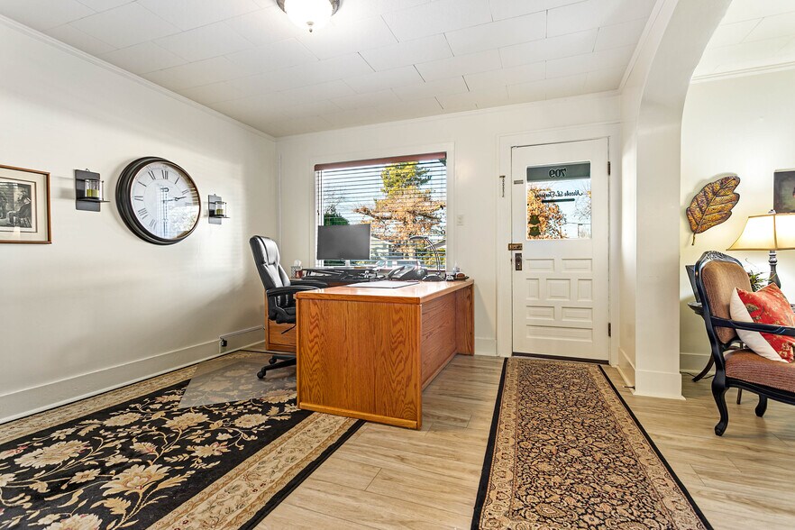 More Photos Of 709 Grover St, Lynden Office For Sale