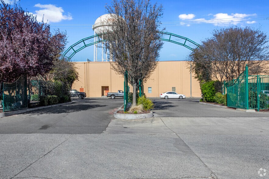 More Photos Of 301 9th St, Modesto Manufacturing For Lease