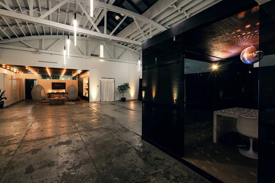 More Photos Of 3146 W Chicago Ave, Chicago Showroom For Sale