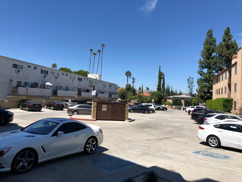 More Photos Of 18607 Ventura Blvd, Tarzana General Retail For Lease