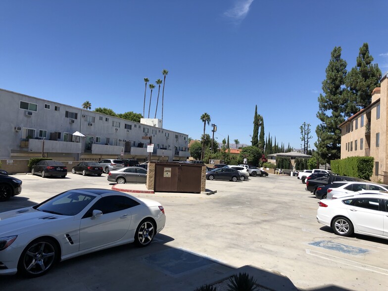 More Photos Of 18607 Ventura Blvd, Tarzana General Retail For Lease