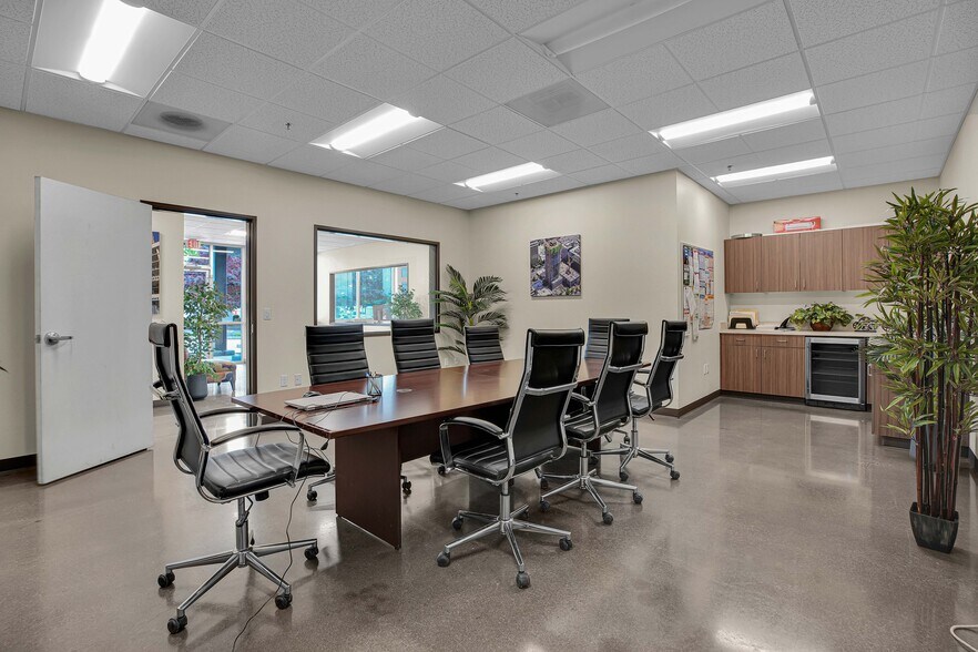 More Photos Of 7025 N Leadbetter Rd, Portland Service For Lease