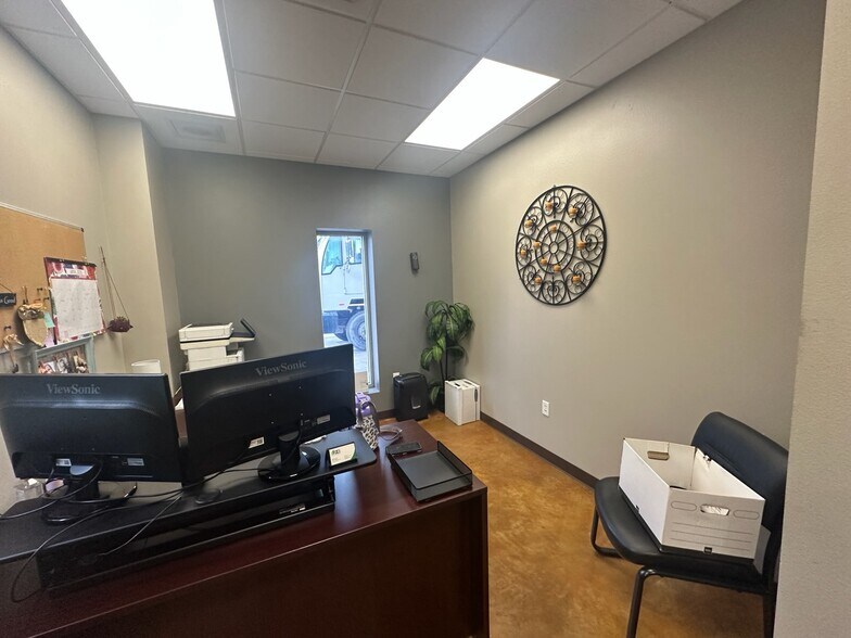 More Photos Of 1051 Aqua Dr, Haughton Distribution For Sale