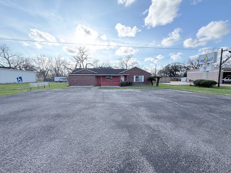 More Photos Of 620 Brazosport Blvd N, Clute Flex For Lease