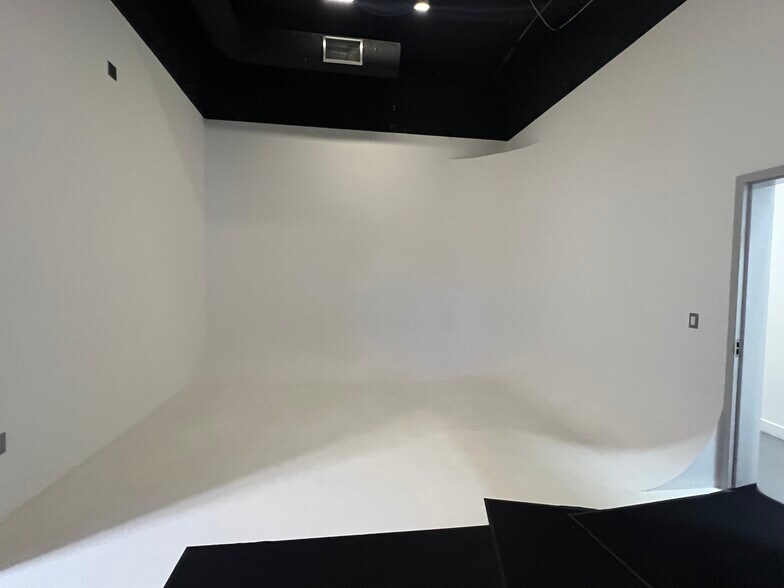 More Photos Of 1138-1148 N Western Ave, Los Angeles Loft Creative Space For Lease