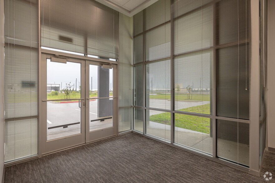 More Photos Of 2062 Woods Road, Brookshire Warehouse For Lease