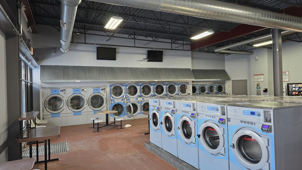 More Photos Of 3165 Wright St, Marquette General Retail For Lease