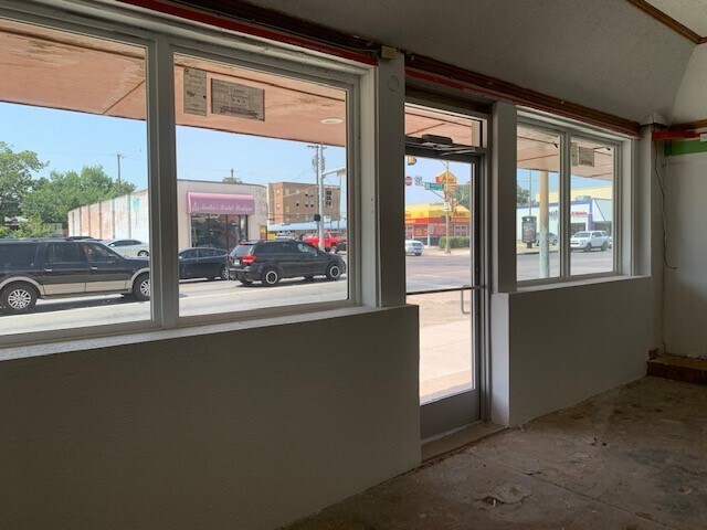 More Photos Of 2706 Samuell Blvd, Dallas Storefront For Lease