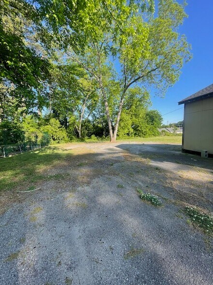 More Photos Of 1421 N Limestone St, Gaffney Office For Sale
