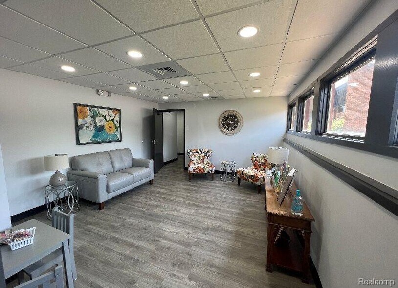 More Photos Of 1600 Kingsway Ct, Trenton Medical For Sale