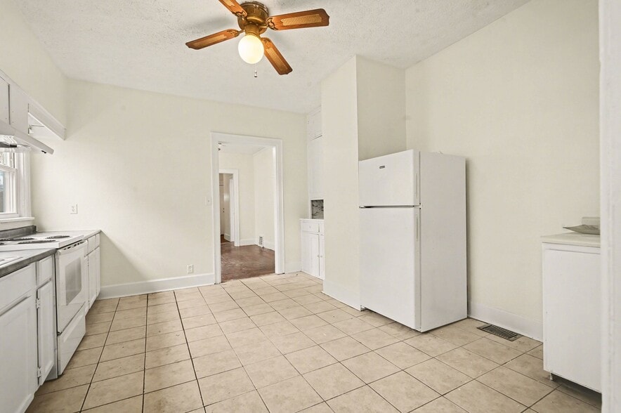 More Photos Of 1830 Woodlawn Ave, Middletown Specialty For Sale