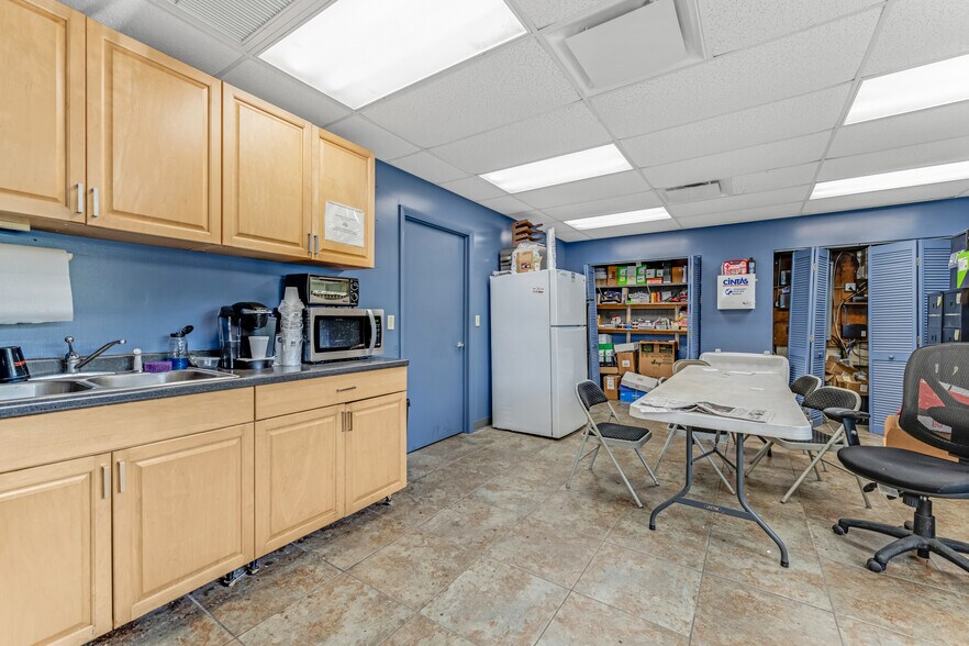 More Photos Of 809 Swift St, Daytona Beach Warehouse For Lease