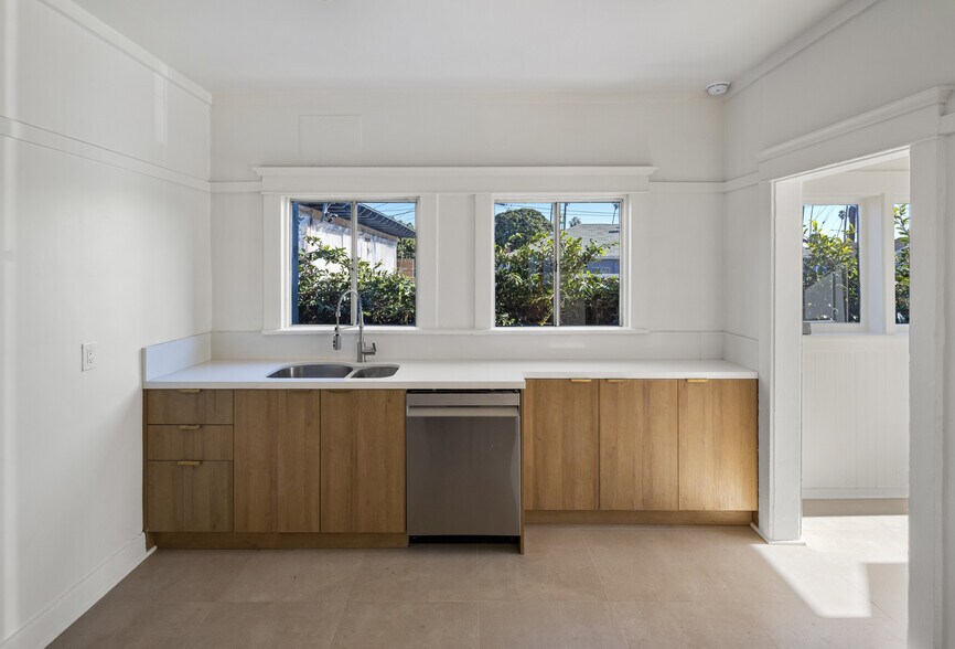 More Photos Of 4572 W Washington Blvd, Los Angeles Office For Sale