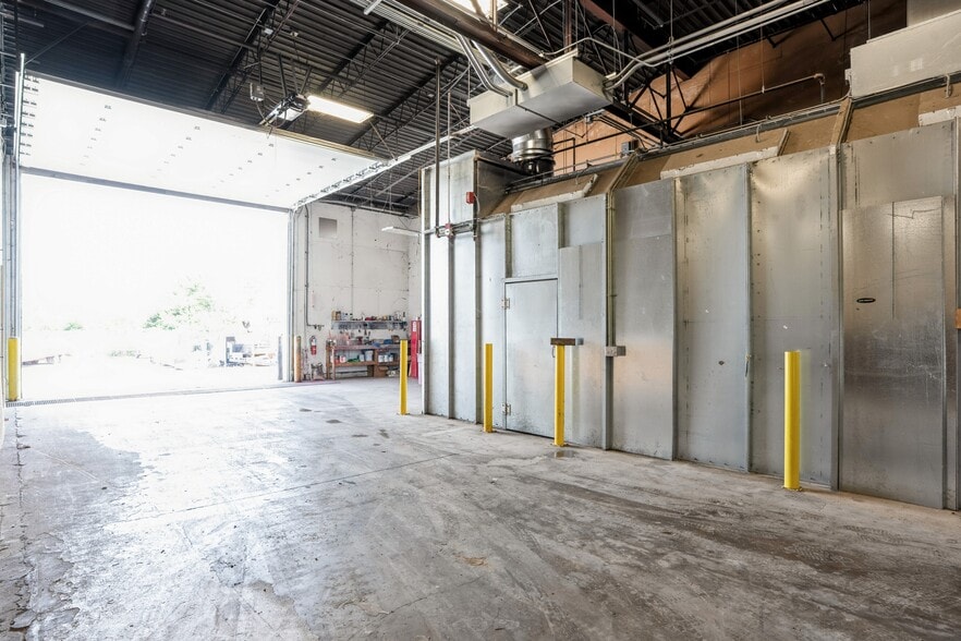 More Photos Of 2301 Fleur Dr, Des Moines Warehouse For Sale