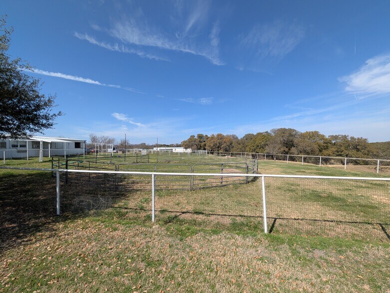 More Photos Of 843 Sundown Dr, Woodway Industrial For Lease