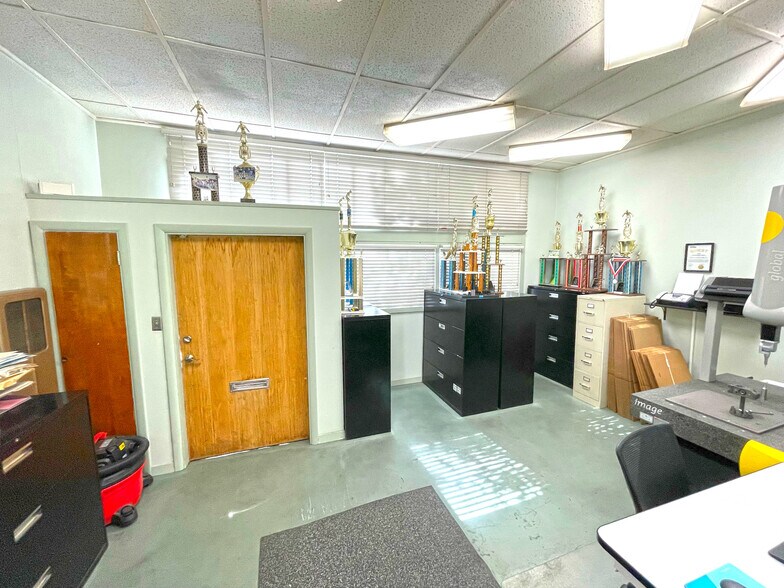 More Photos Of 965 Fair Oaks Ave, Pasadena Light Manufacturing For Sale