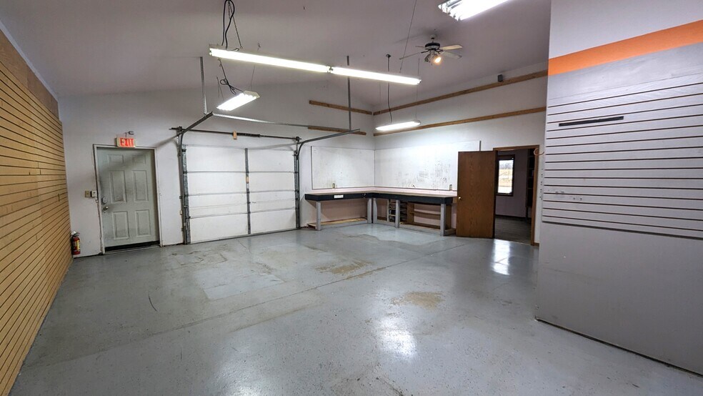 More Photos Of 1276 W Winneconne Ave, Neenah Storefront For Sale