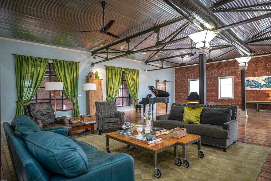 More Photos Of 1611 Washington St, Alexandria Showroom For Sale