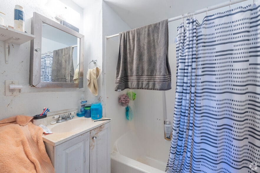 More Photos Of 3142 Coolidge Ave, Oakland Apartments For Sale