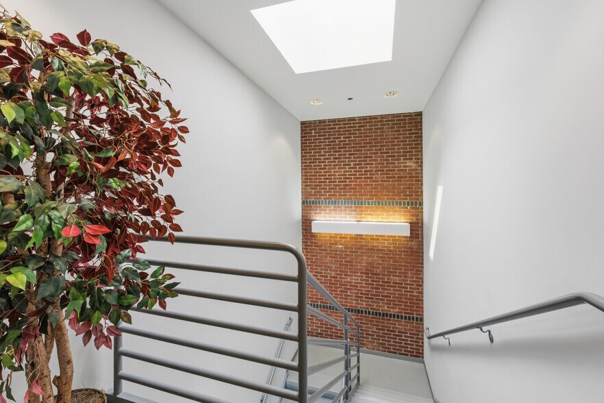 More Photos Of 45635 Willow Pond Plz, Sterling Office For Sale