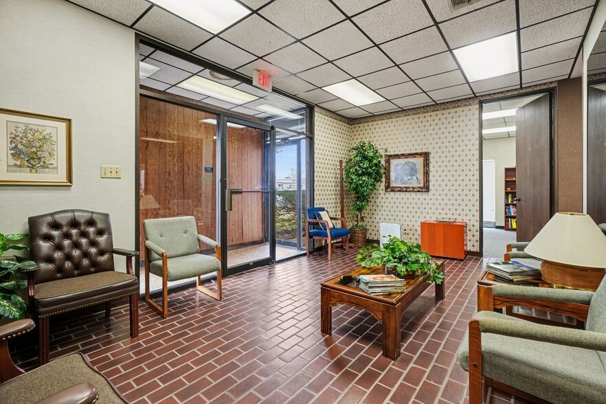 More Photos Of 2405 S Grand Blvd, Pearland Office For Sale