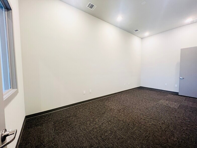 More Photos Of 525 Shiloh Rd, Plano Medical For Lease