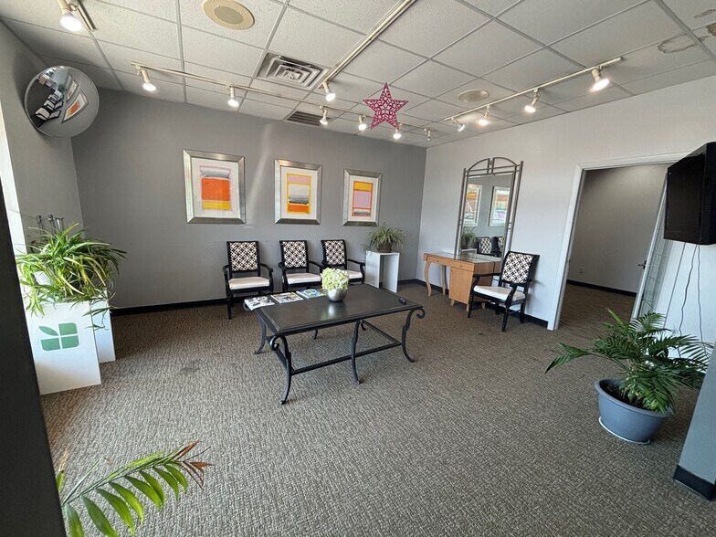 More Photos Of 1714-1720 Manhattan Dr, Waukesha Storefront For Lease