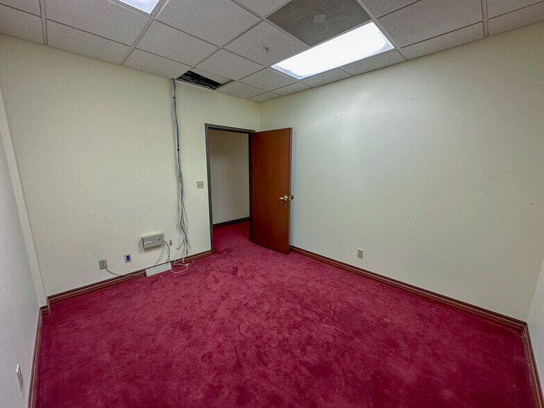 More Photos Of 200 S 6th St, Springfield Office For Lease
