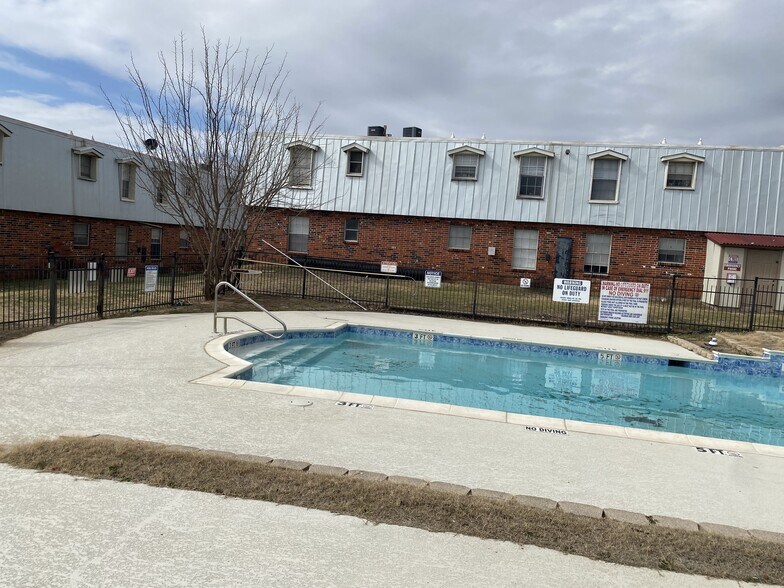 More Photos Of 1121 Jameson St, Weatherford Apartments For Sale