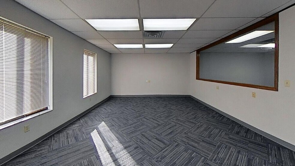 More Photos Of 913 W Holmes Rd, Lansing Medical For Lease