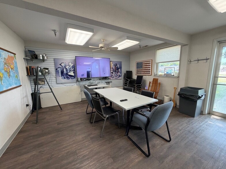 More Photos Of 5 Lunar Dr, Woodbridge Warehouse For Lease