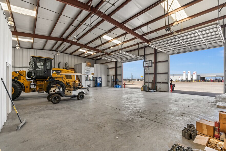 More Photos Of 7910 Interstate 20, Midland Service For Lease