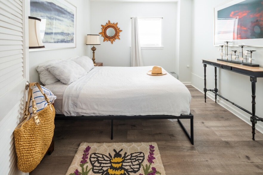 More Photos Of 530-536 S Pineapple Ave, Sarasota Storefront Retail Residential For Sale