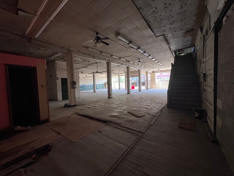 More Photos Of 335-341 S Main St, Memphis Storefront Retail Office For Sale