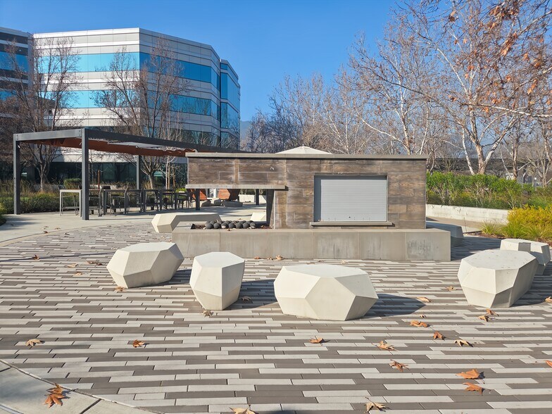 More Photos Of 6701 Koll Center Pky, Pleasanton Coworking Space