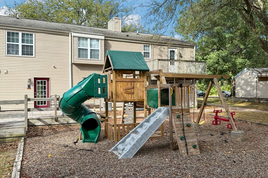 More Photos Of 2645 Newbury Cir, Burlington Apartments For Sale