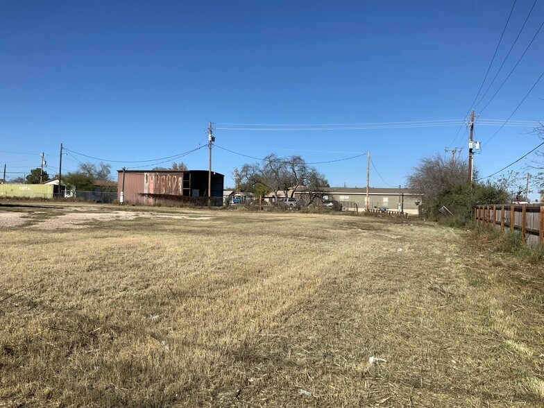 More Photos Of 504 N 2nd St, Carrizo Springs Warehouse For Sale