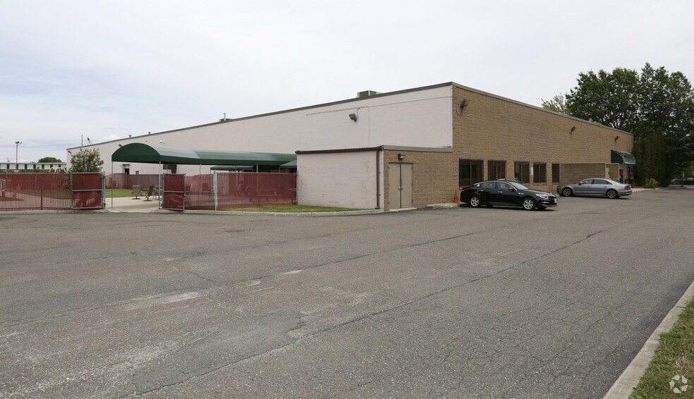 More Photos Of 81 Executive Blvd, Farmingdale Warehouse For Lease