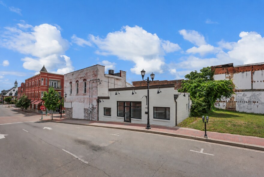 More Photos Of 106-N N 2nd St, Clarksville Freestanding For Lease