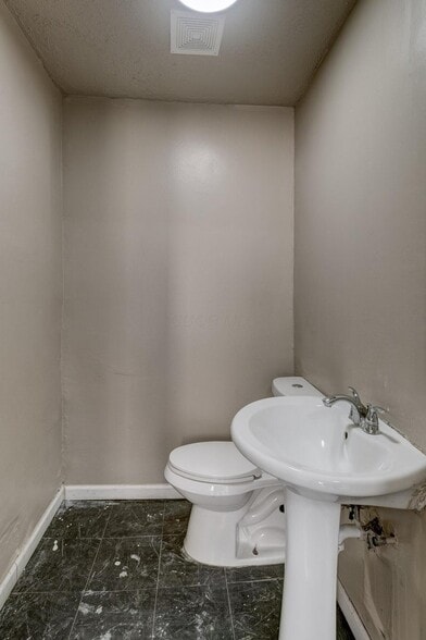 More Photos Of 973-975 Mount Vernon Ave, Columbus Storefront Retail Residential For Lease